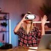 Foto de uma pessoa utilizando o óculos 3D - simulação realidade aumentada