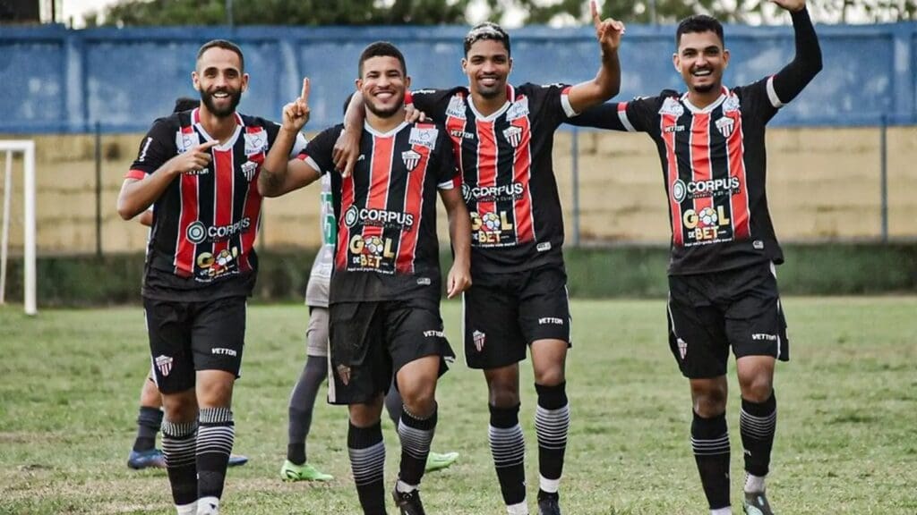 Elenco do Serra FC comemora gol em campo pela Copa ES