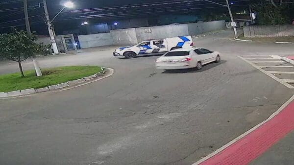 Imagens de uma Câmera de segurança, uma viatura da Força Tatica da PM, e um veículo roubado bem proximo da viatura da PM.