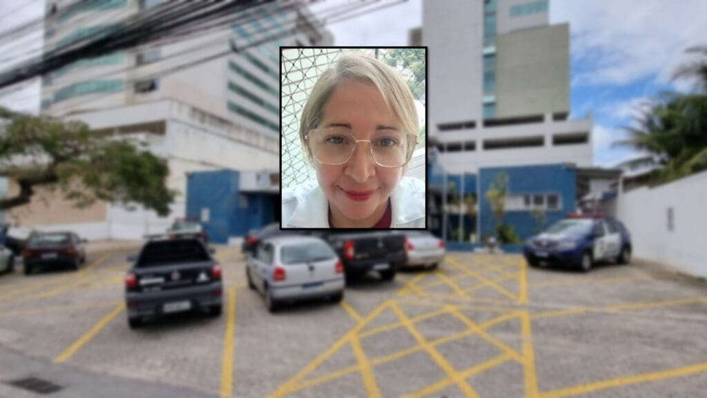 Arte com 2 imagens no fundo a entrada da 3ª Delegacia Regional da Serra e centralizada a foto de uma mulher acusada de dar golpes em uma idosa