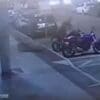 Câmera de segurança flagra a ação de dois criminosos furtando uma motocicleta, no meio de uma rua escura da Serra.