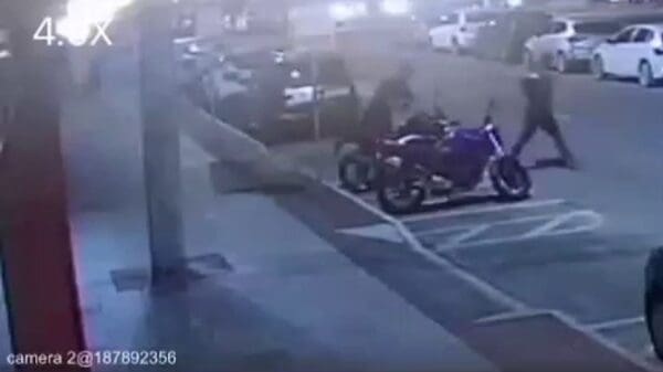 Câmera de segurança flagra a ação de dois criminosos furtando uma motocicleta, no meio de uma rua escura da Serra.