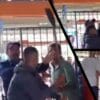 Homem sendo agredido por um jovem que utilizou uma vassoura como arma Terminal de Carapina