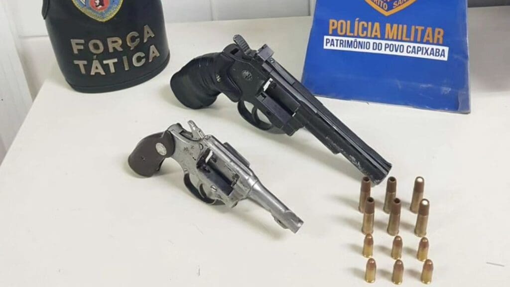 Sobre uma mesa dois revólveres calibre .32, um deles é uma réplica, 6 munições calibre .32 e 6 munições de air soft.