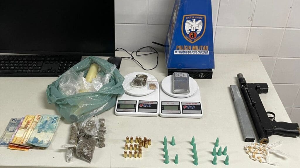 Material apreendido com traficante durante a prisão, sobre a mesa dinheiro em espécie, 27 pedras de crack, 16 pinos de cocaína, 29 buchas de maconha e três buchas de haxixe.