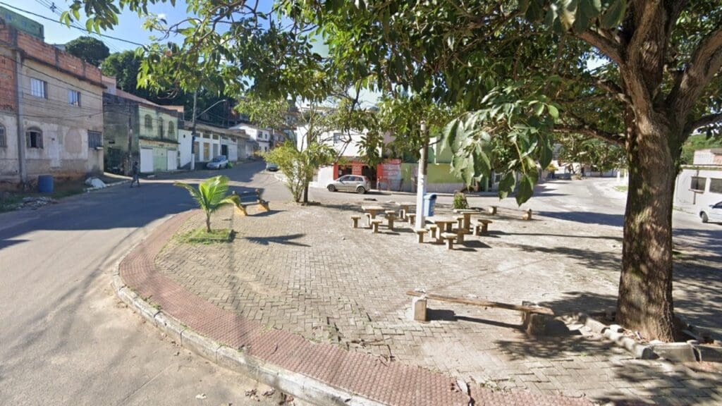 A dupla estava vacilando na praça do sindicato e viram a bruxa com a chegada surpresa dos militares