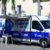 uma van da prefeitura da Serra, estacionada em frente a um prédio aguardando os candidatos a vagas de emprego.