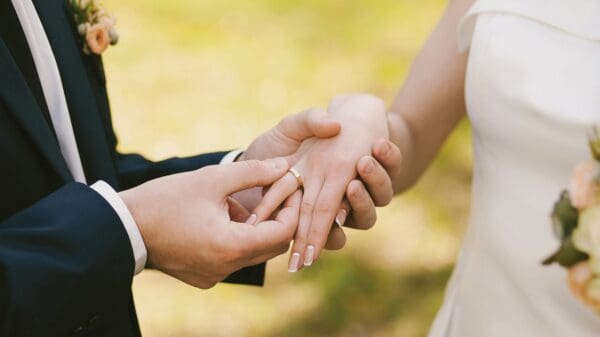 Casais selando matrimonio