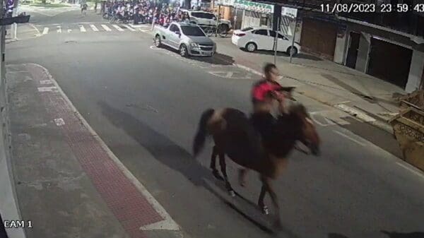 Criminoso armado montado em um cavalo andando pelas ruas de Serra-sede