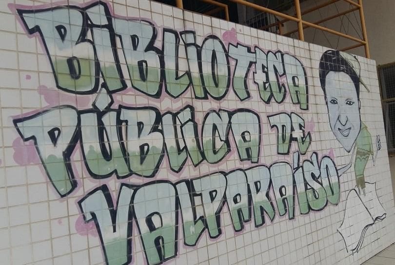 Grafite em uma das paredes da entrada da biblioteca Valparaíso, com a inscrição Biblioteca Pública de Valparaiso
