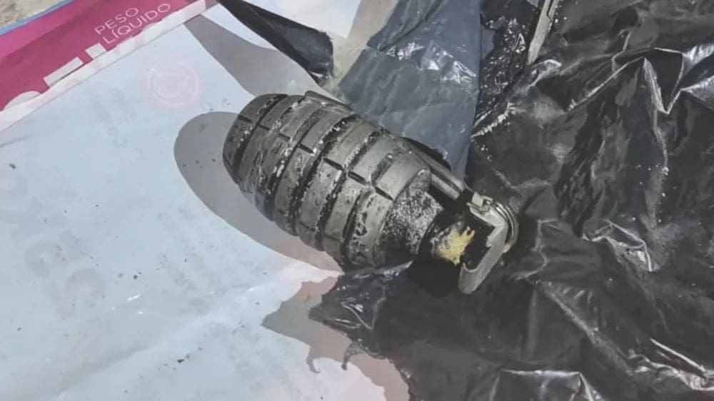 Uma granada sobre alguns sacos plásticos, que teria sido arremessada contra militares que realizavam uma ação em um morro de Vitória. 
