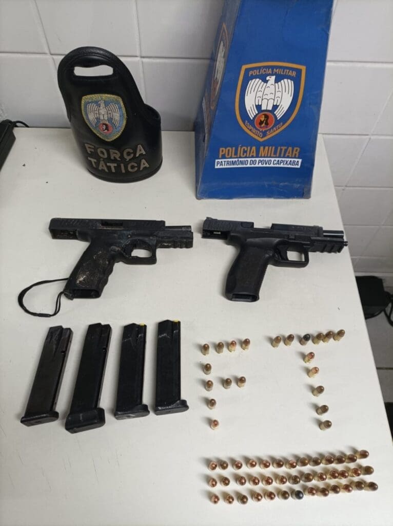 Apreensão da Força Tática, sobre uma mesa duas pistolas calibre 9mm, equipadas com carregadores e um total de 60 munições.