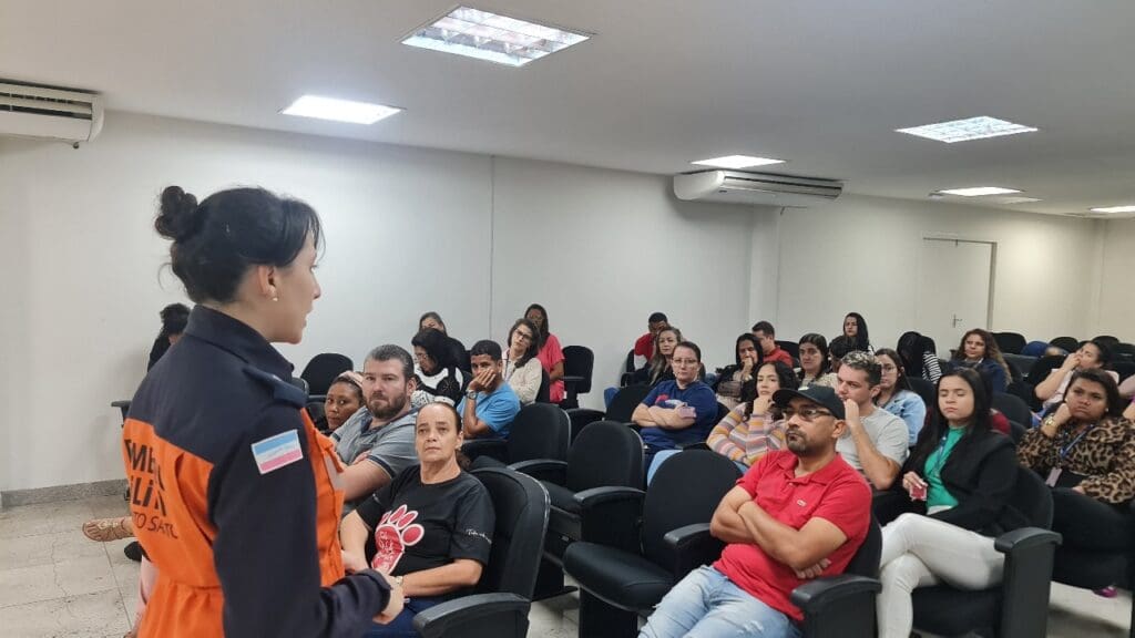 2º tenente Aline Oliverira palestrando para os servidores dentro de uma sala da Câmara da Serra.