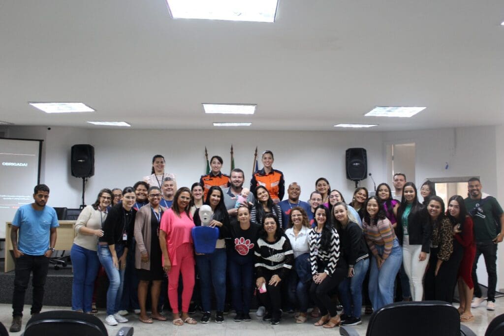 Na foto cerca de 30 servidores que participaram da palestra de primeiros socorros, e ao fundo a 2ª Tenente Aline e a cabo Vanessa dos Santos ambas do Corpo de Bombeiros.