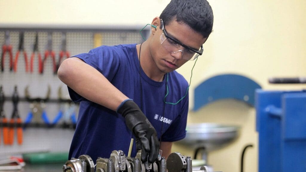 Foto de um jovem fazendo o cursos do Qualis / Senai