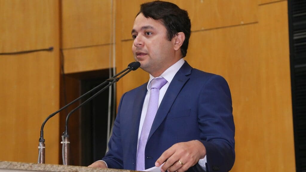 Deputado da Serra apresenta projeto para ajudar mulheres vítimas de violência a comprar uma arma de fogo Deputado Vandinho Leite
