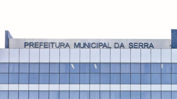 Fachada da prefeitura municipal da Serra, letreiro no topo do prédio da sede