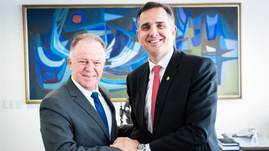 Renato Casagrande discute a reforma tributária com o presidente do Senado