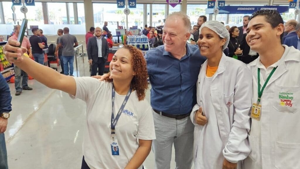 Foto do governador posando para self com os colaboradores da Assaí Atacadista