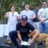 Governador Renato Casagrande assinando o Programa Estadual de Bem-Estar Animal junto com um cão