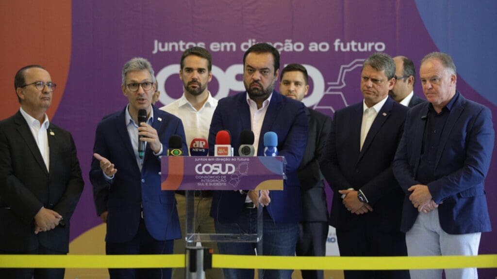 Renato Casagrande descarta disputa entre regiões e assina consórcio entre estados do sul e sudeste Renato Casagrande reunido com os governadores do Consud