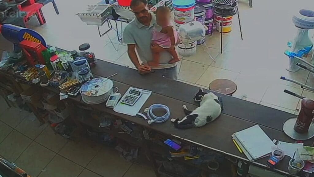 Mulher esfaqueada pelo marido em Feu Rosa pode acabar com pernas e braços amputados Homem com bebê de colo na loja de materiais de construção em Feu Rosa