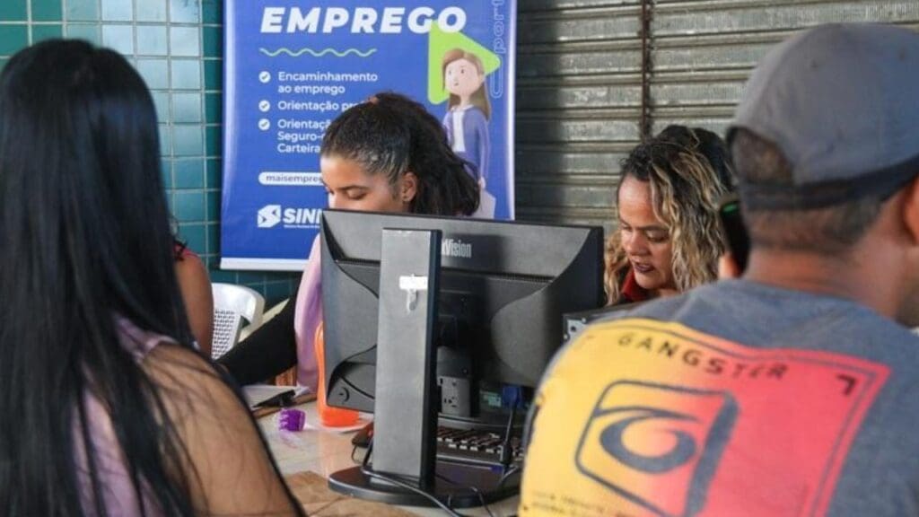 Foto de pessoas efetuando as inscrições em cursos oferecidos pelo Qualis Serra.