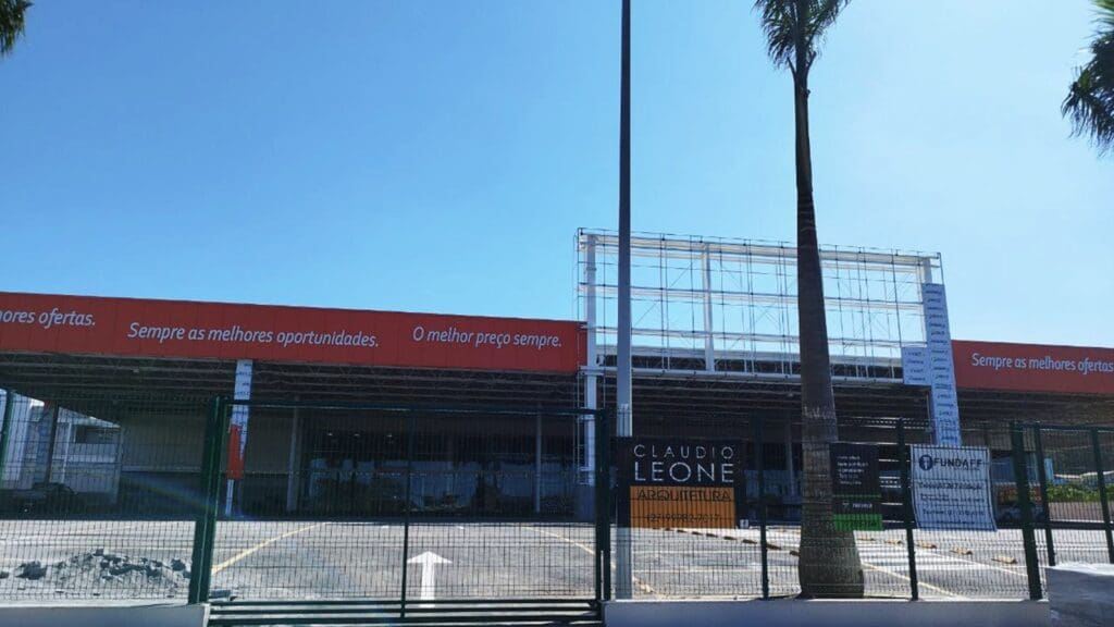 Foto da entrada do novo supermercado, pertencente ao grupo carone