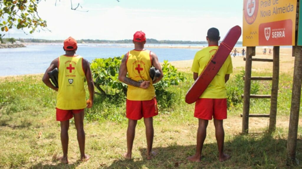 Imagem com 3 Guarda-Vidas próxima de praia na Serra