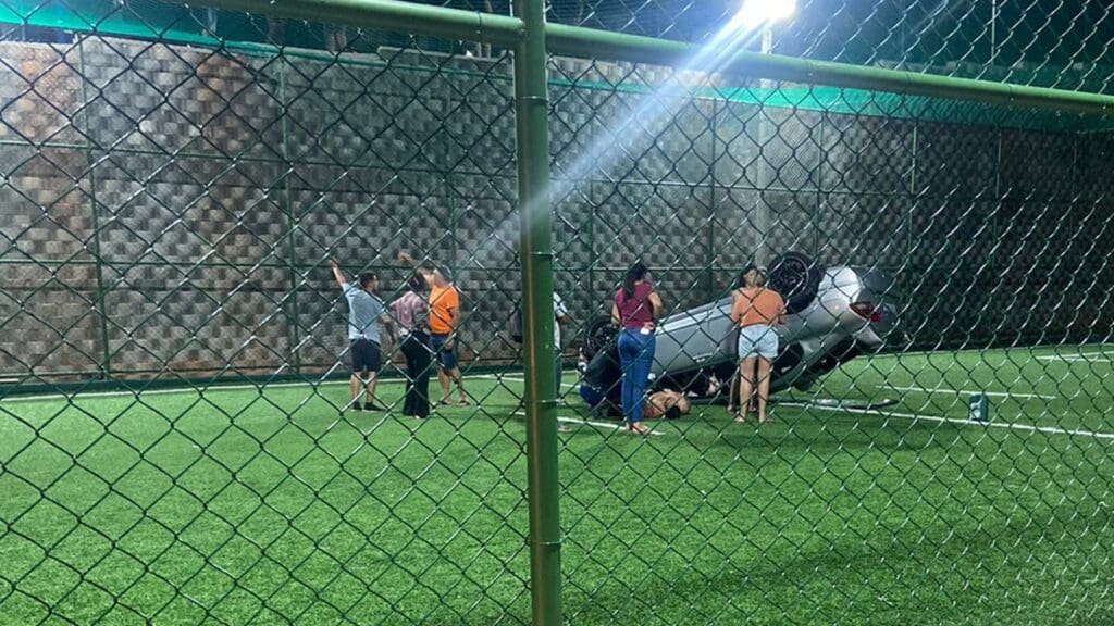 Veículo após cair do viaduto de Carapina