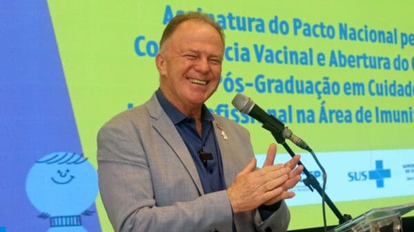 Governador Renato Casagrande no evento para assinar o Pacto Nacional pela Consciência Vacinal