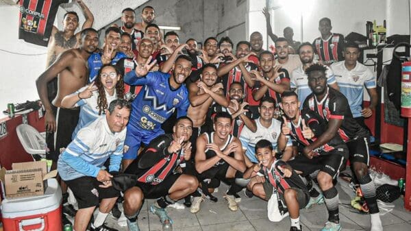 Elenco do Serra FC celebra vaga na grande final da Copa ES