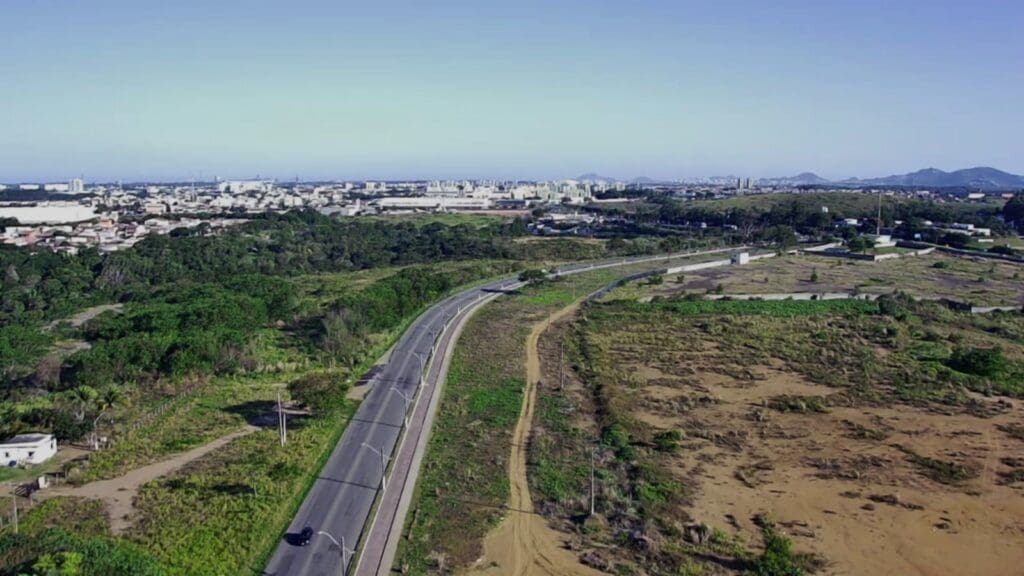 Imagem aérea de ciclovia na margem da avenida Civit próxima BR-101 na Serra-ES