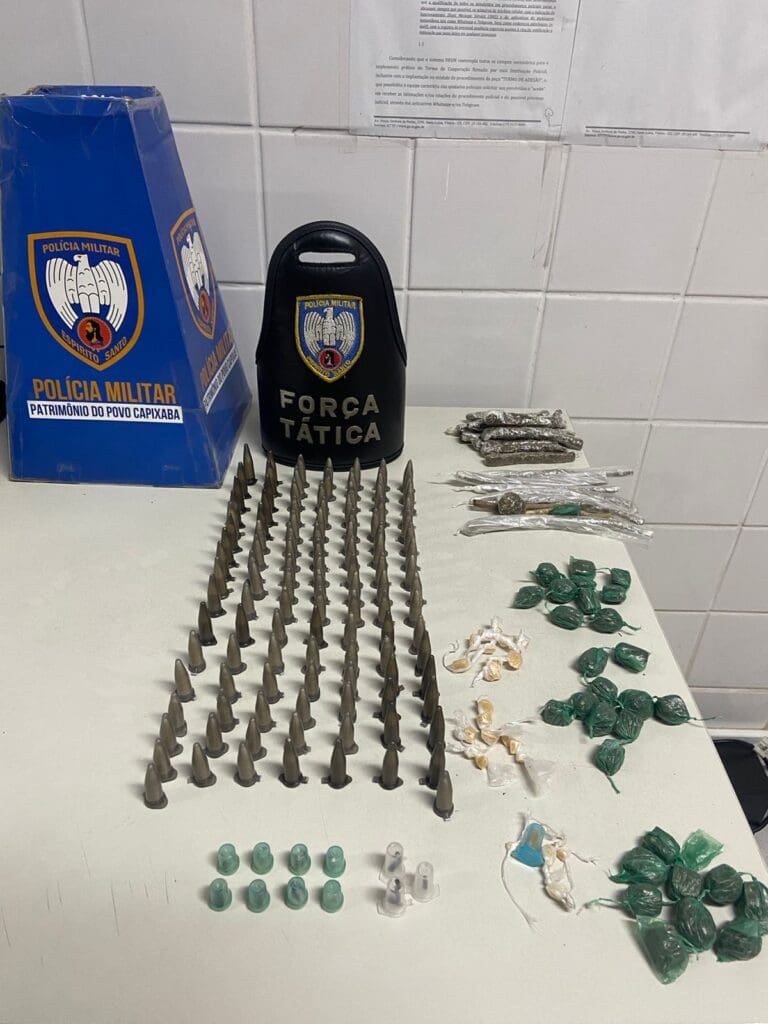 Apreensões realizadas pela Polícia Militar, sobre uma mesa 114 pinos de cocaína, 25 pedras de crack, 49 buchas de maconha e 11 pinos de haxixe.