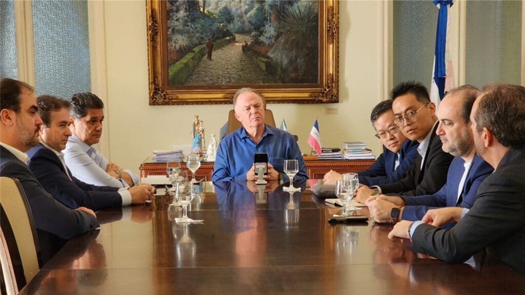 Renato Casagrande se reúne com executivos para negociar parceria comercial com montadora chinesa no ES Renato Casagrande se reúne com executivos em Vitória