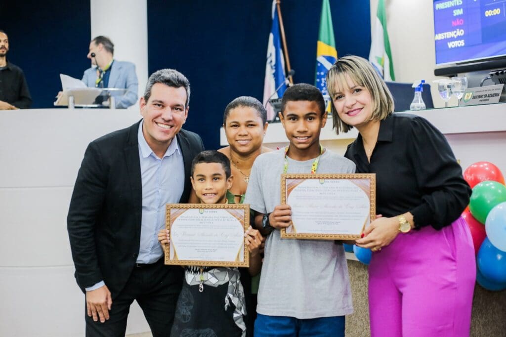 Presidente Saulinho ao lado de Cidadãos serranos homenageados durante a sessão solene na Câmara Municipal da Serra.