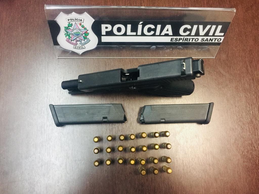 DHPP apresentou a arma encontrada no momento da prisão de um dos criminosos mais perigosos do Es, sobre uma mesa uma pistola.40, dois pentes e 24 munições.