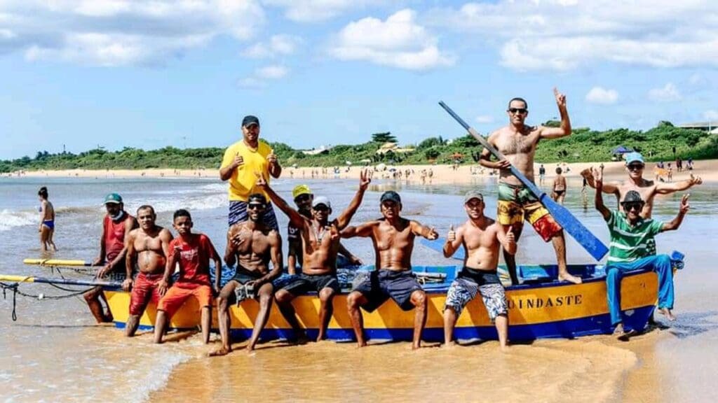 Barco levado pela força do mar em Manguinhos.