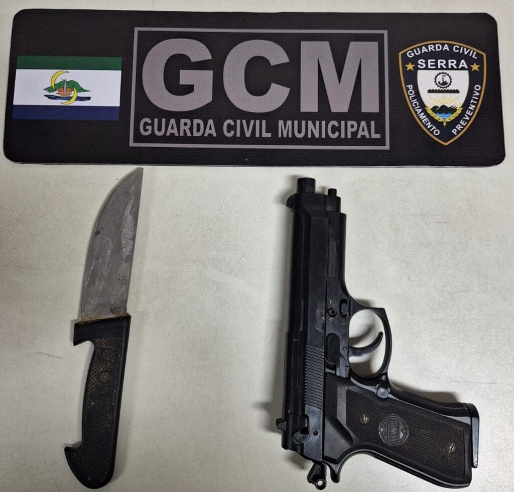 Guarda da Serra, apreende assaltante na foto, sobre uma mesa uma faca e replica de pistola aprendidas durante a ocorrência
