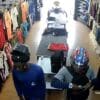 Assaltantes fazem a limpa em loja de roupa na Serra.