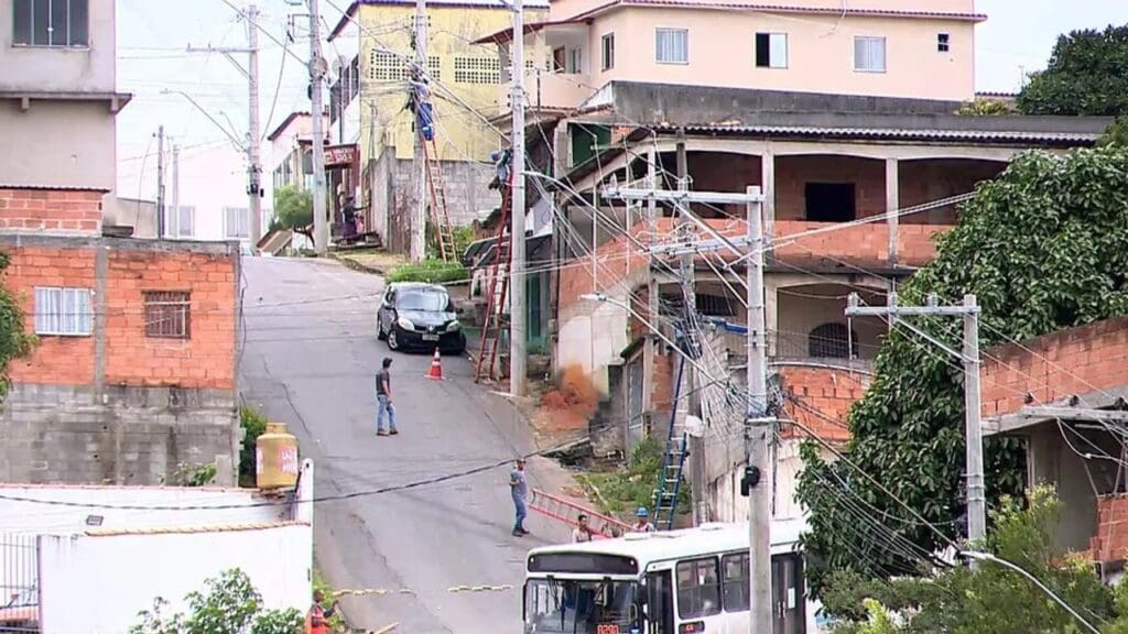 Menina de 7 anos é atingida por fio na Serra.