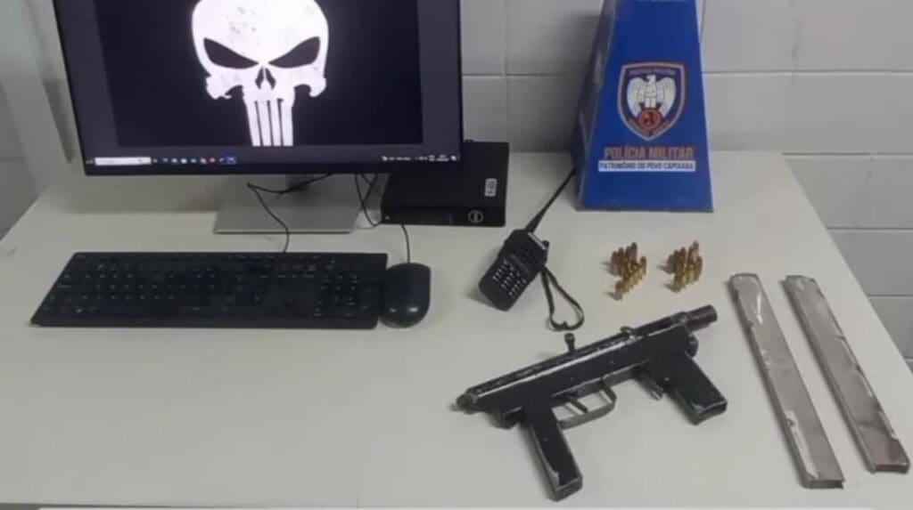 Policia Militar apreende adolescente e uma submetralhadora na Serra.