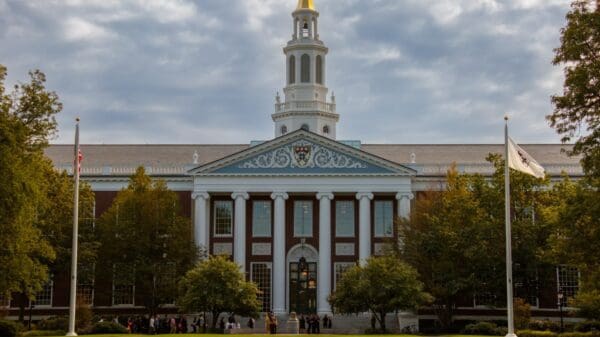 Santander e Harvard oferecem 300 bolsas de estudo para professores universitários