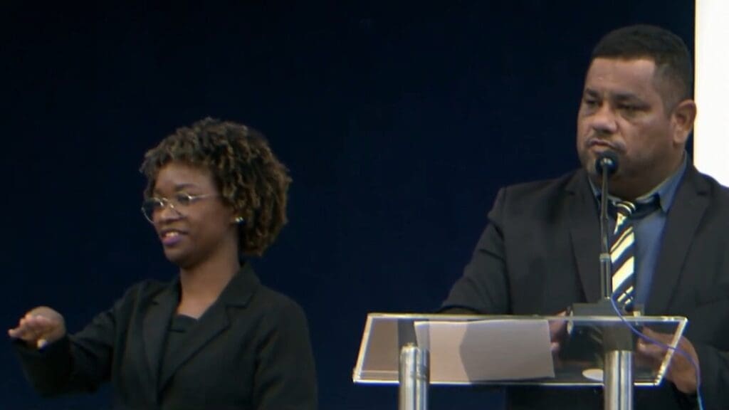 Vereador inova com intérprete de Libras durante sessão ordinária na Câmara da Serra