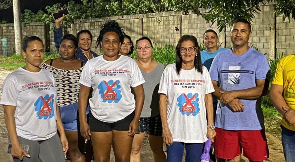 Moradores em protesto no bairro Balneário de Carapebus