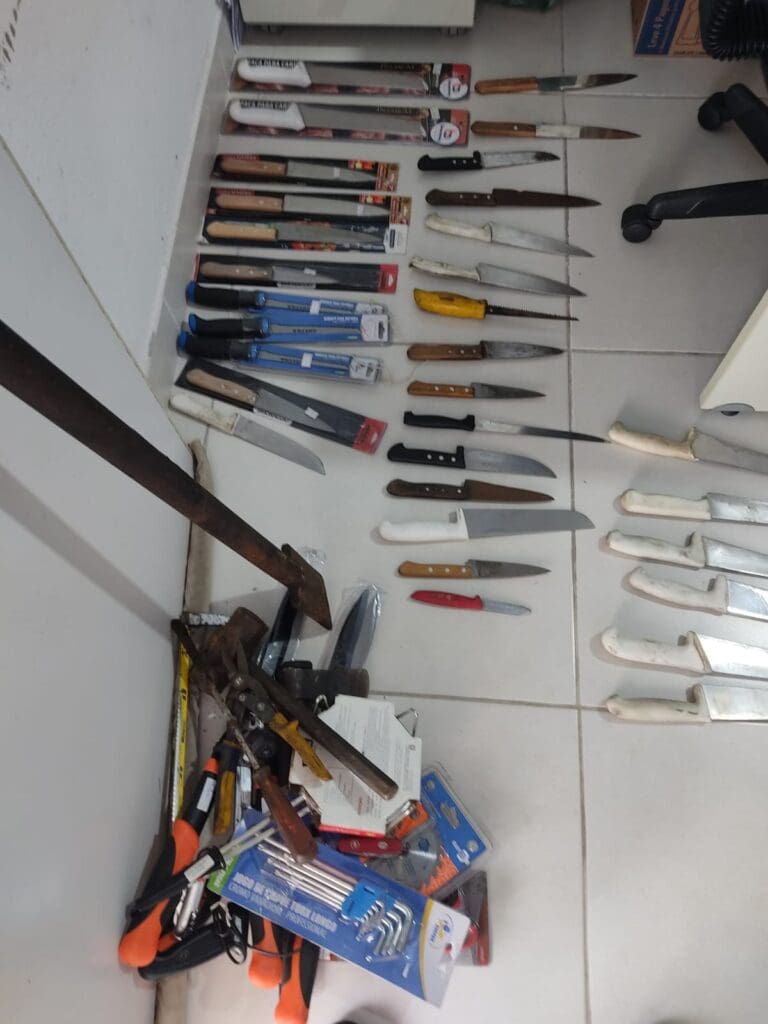 Armas e ferramentas apreendidas pela Polícia Civil com o comerciante.