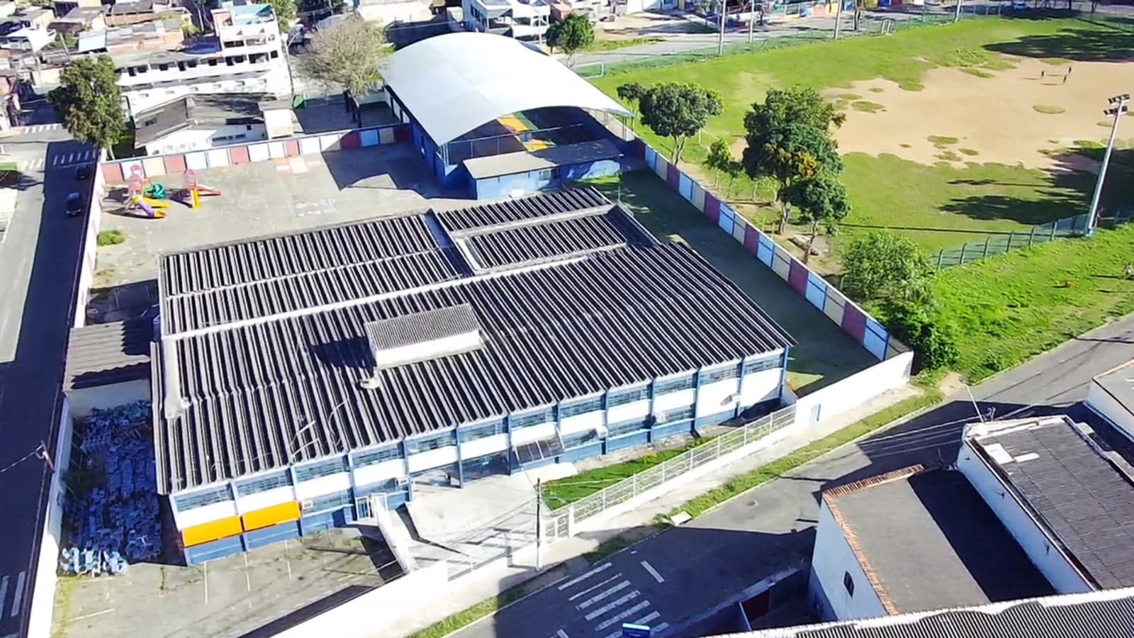 Vista aérea da escola EMEF Governador Carlos Lindemberg - Vereador da Serra pede urgência no projeto por vigilância armada nas escolas municipais