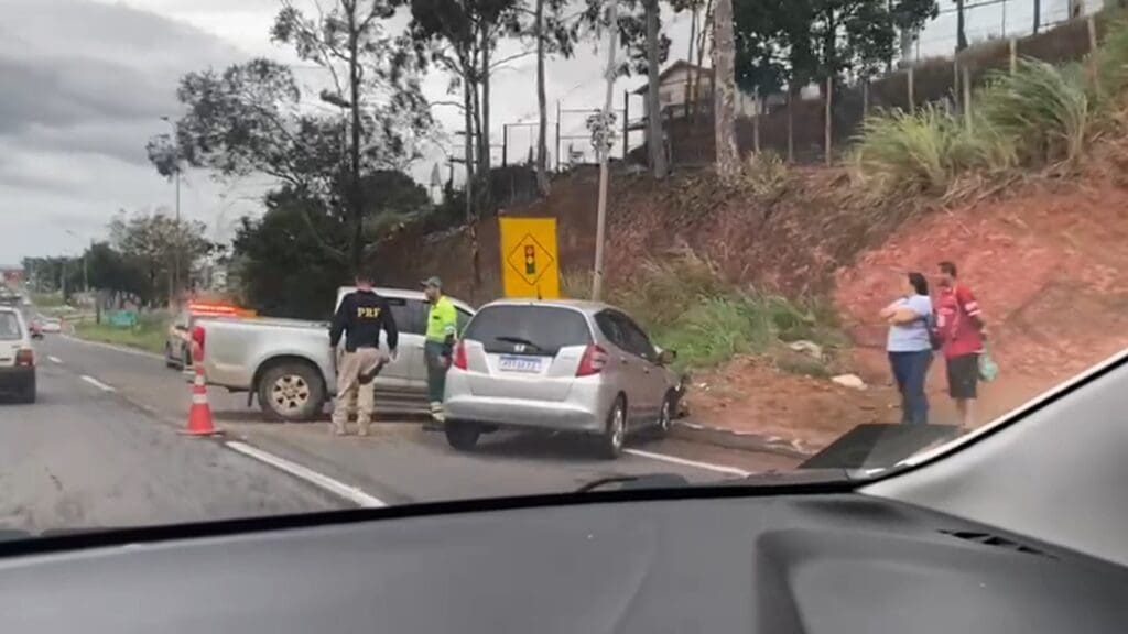 Grave acidente na BR-101 na altura de Nova Carapina deixa quatro pessoas feridos