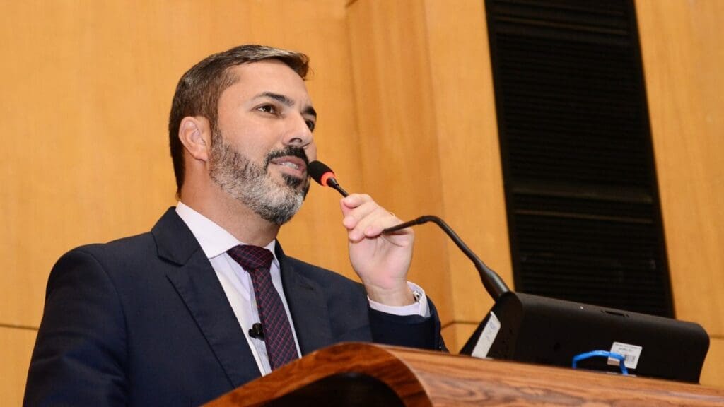 Deputado Tyago Hoffmann em sessão na ALES