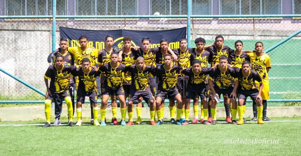 Centro de treinamento oferece escolinha de futebol gratuita para jovens e crianças em Vila Nova de Colares